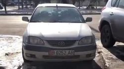 «Тойоту» припарковали на аллее. Видео «Тойоту» припарковали на аллее. Видео