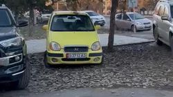 Водители паркуются на газоне на Токомбаева. Видео Водители паркуются на газоне на Токомбаева. Видео