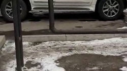 Тротуар на Жумабека превратился в полосу препятствий — пешеходам приходится перелезать через трубу. Видео