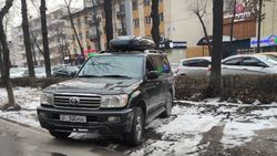 «Крузак» припарковали на газоне на Манаса. Фото «Крузак» припарковали на газоне на Манаса. Фото