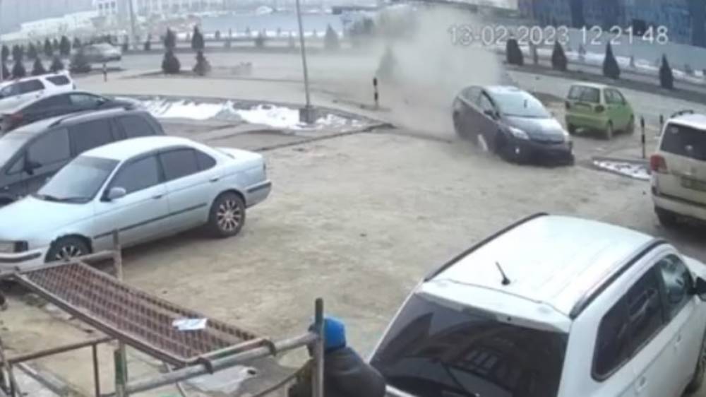 «Приус» слетел с дороги, снес несколько елочек и протаранил «Крузак». Видео
