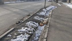 На Шопокова закрыли арык и организовали заезд на стройку. Фото горожанина