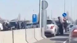 На авторынке автомобили заблокировали поворот. Видео На авторынке автомобили заблокировали поворот. Видео