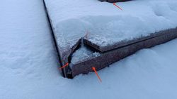 Горожанин указывает на некачественно выполненные работы в парках Байтик Баатыра и Гейдара Алиева. Фото