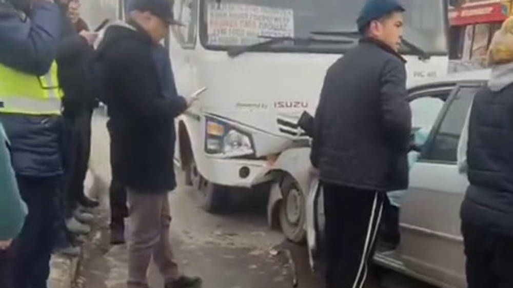 Легковушка выехала на встречку и врезалась в автобус, который подъезжал к остановке. Видео с места ДТП