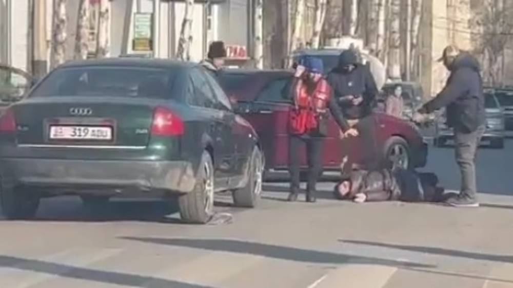 В Аламедине-1 «Ауди А6» сбила женщину на «зебре». Видео с места аварии