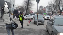 Возле «Дордой Плазы» на тротуаре организовали парковку. Фото горожанина