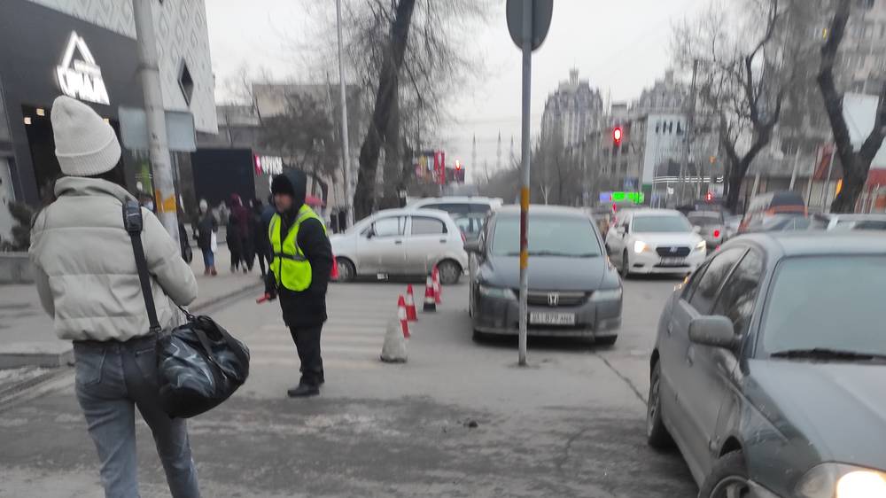 Возле «Дордой Плазы» на тротуаре организовали парковку. Фото горожанина