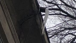 С крыши дома на Киевской свисает сосулька. Фото горожанина