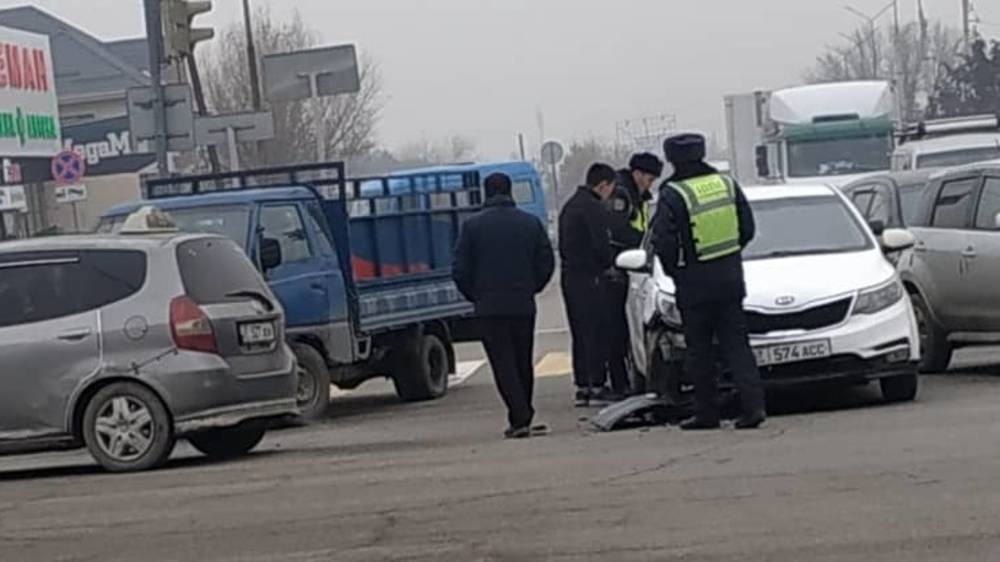 На Южной магистрали столкнулись две машины. Видео с места ДТП