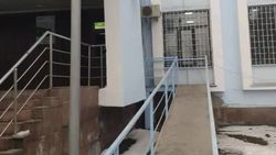 В Свердловском акимиате сделали отдельный вход для инвалидов, но дверь закрыли. Видео горожанки