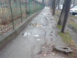 Тротуар вдоль центра кардиологии в ужасном состоянии, - очевидец