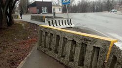 Бетонные парапеты закрыли тротуар в селе Орто-Сай, когда их уберут, жалуется местный житель