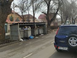 На Жибек Жолу забит мусорный бак, - горожанин