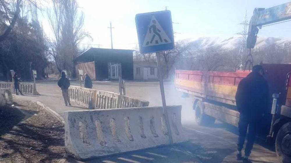 «Бишкекасфальтсервис» убрал бетонные блоки на тротуаре по Байтик Баатыра. Фото