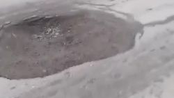 Яма на дороги перед зданием Минтранса. Видео