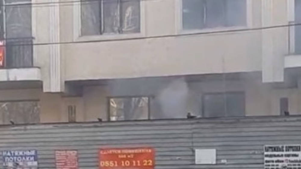 На стройке на Боконбаева жгут мусор. Видео горожанина