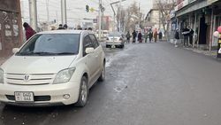На шлагбауме водители паркуются на тротуаре. Фото
