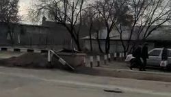 Почему днем нет рабочих на участке дороги по Асаналиева? Видео горожанина