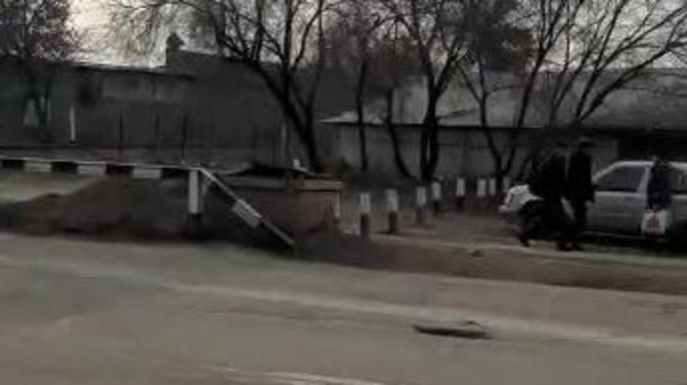 Почему днем нет рабочих на участке дороги по Асаналиева? Видео горожанина