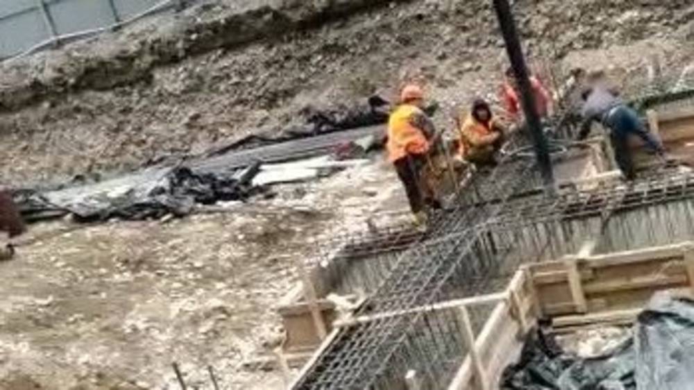 Строительство ТЦ «Караван-2» продолжается несмотря на указ мэра. Видео и фото горожанки