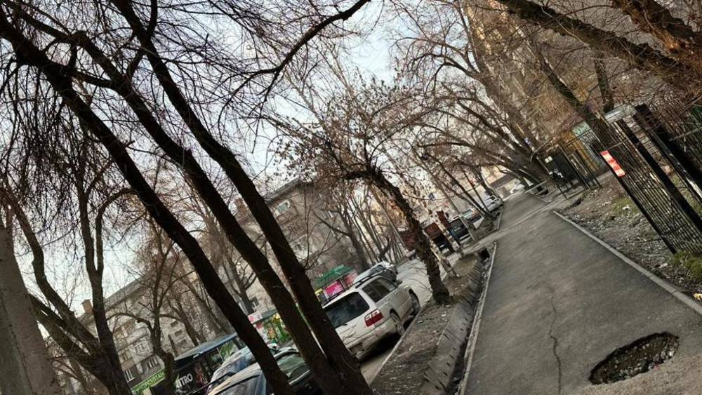 На тротуаре на Элебаева оголенный провод. Фото горожанина