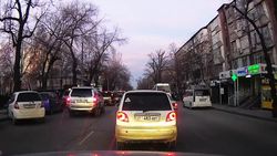 «Тойота 4Runner» не пропустила школьников с мамами на пешеходном переходе. Видео