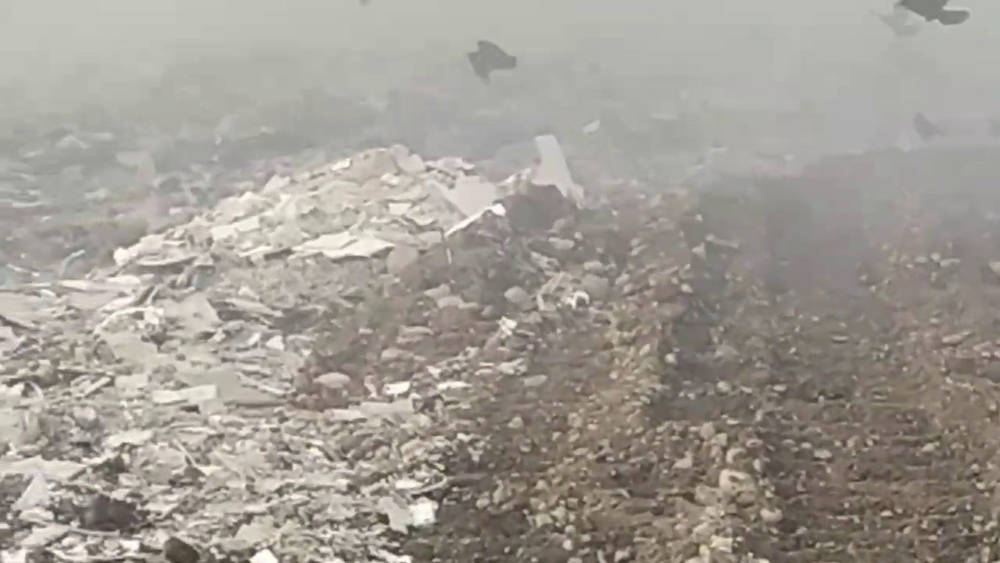 Городскую свалку снова подожгли, все в дыму. Видео горожанина