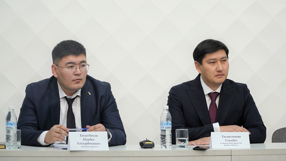 (справа-налево) Нурбек Болатбеков и Улукбек Тилектешов