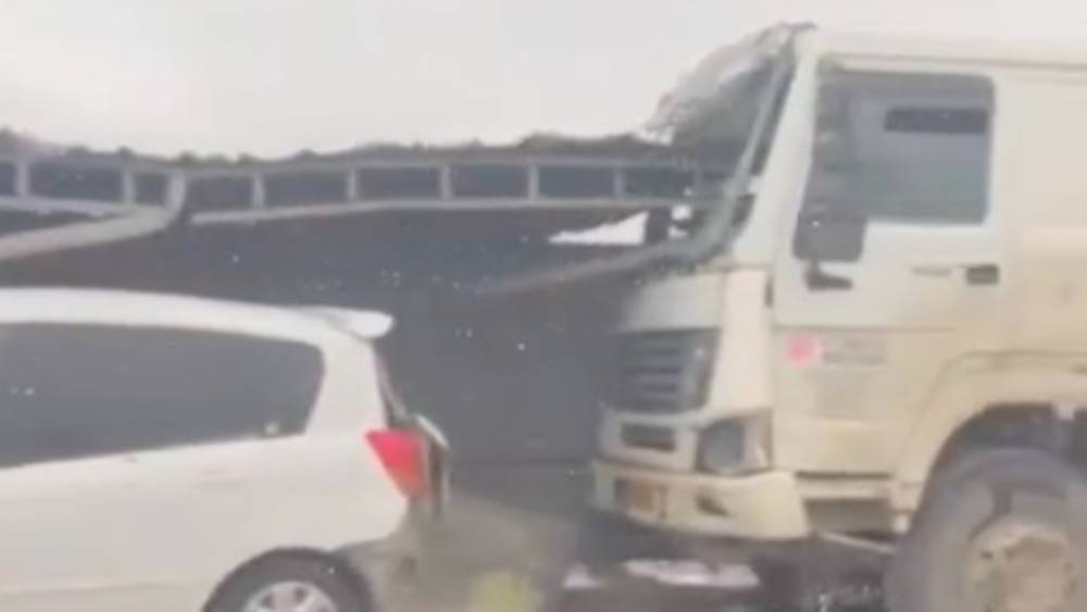 Бетономешалка врезалась в мусорную площадку. Видео с места аварии