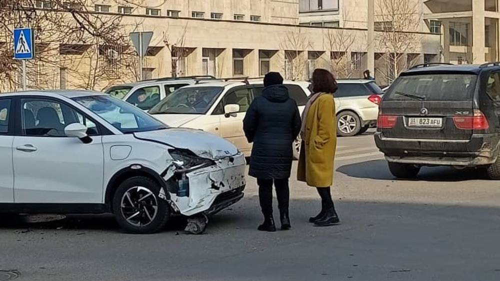 Возле БГУ столкнулись две машины. Фото очевидца