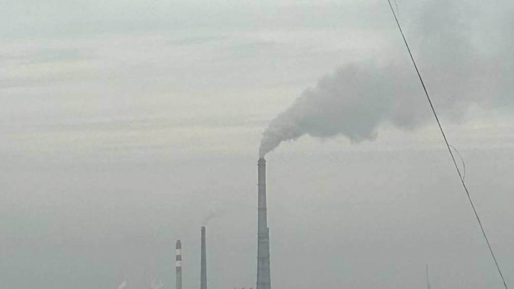 В этот теплый солнечный день ТЭЦ продолжает создавать смог. Фото читателя