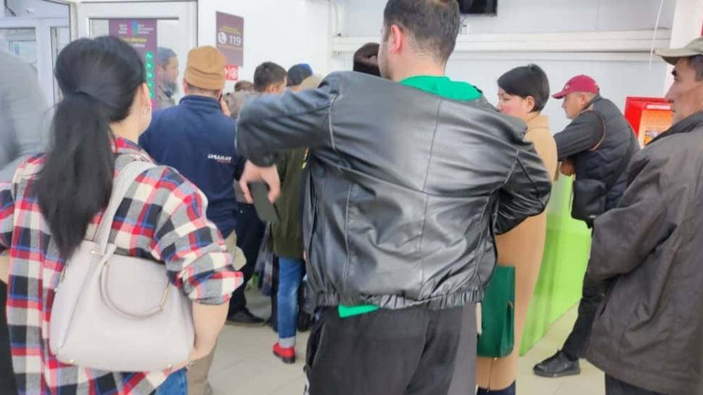 Огромная очередь в ЦОН на Садырбаева. Фото горожанина