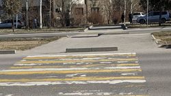 Зачем поставили бордюр посреди пешеходного тротуара? Фото горожанина