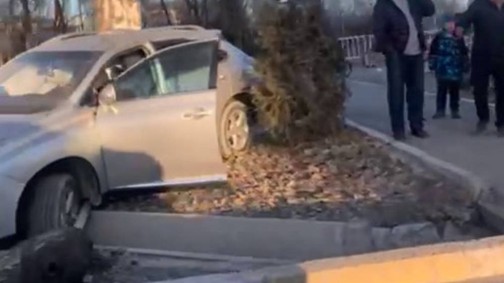 На Айтматова «Лексус» слетел с дороги. Видео с места ДТП