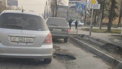 На пересечении улиц Курманжан Датка и Салиевой образовалась большая яма