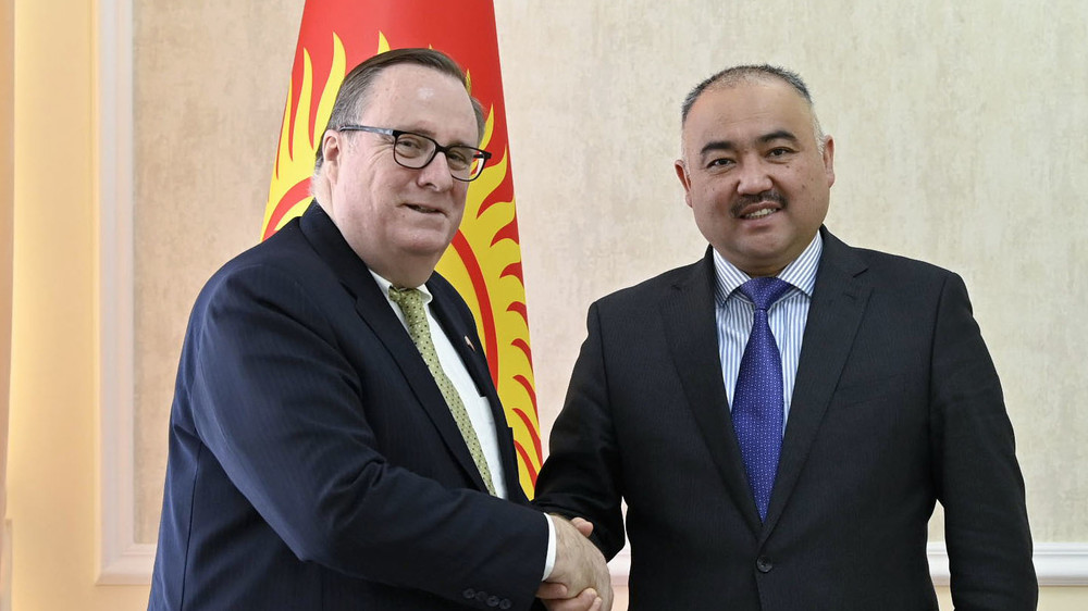 Посол США Лесли Вигери и спикер ЖК Нурланбек Шакиев