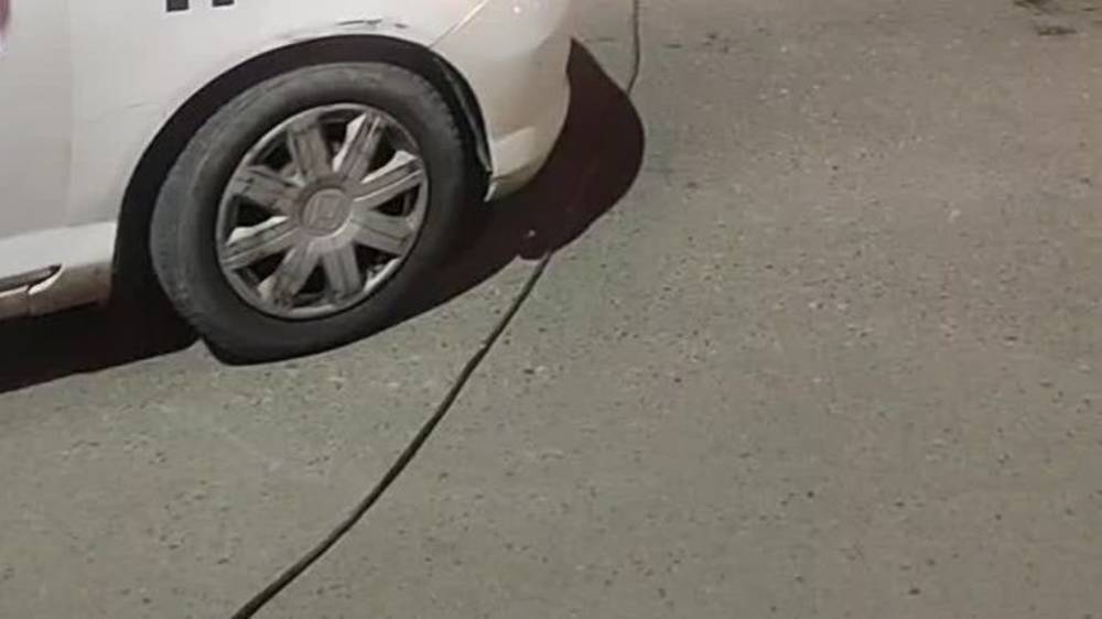 На дороге по Киевской лежит кабель. Видео горожанина