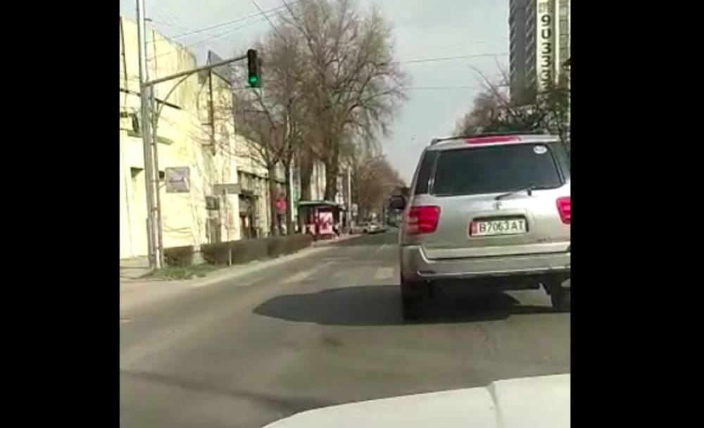 Водитель автомобиля Toyota Sequoia выкидывал мусор на проезжую часть