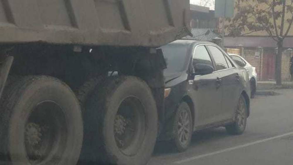 КамАЗ задним ходом протаранил «Камри». Видео
