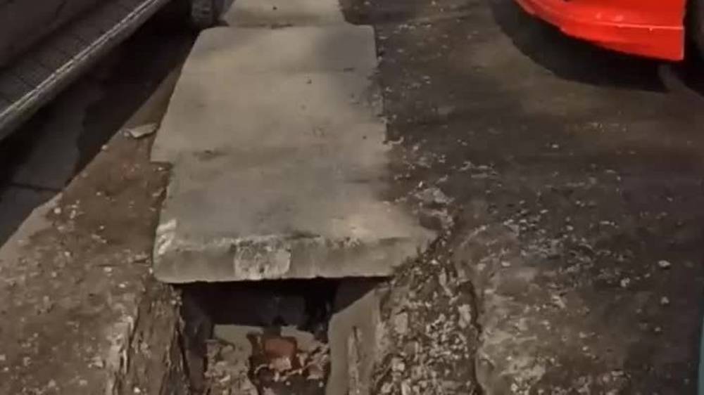 На Советской на парковке открыт арык. Видео горожанина