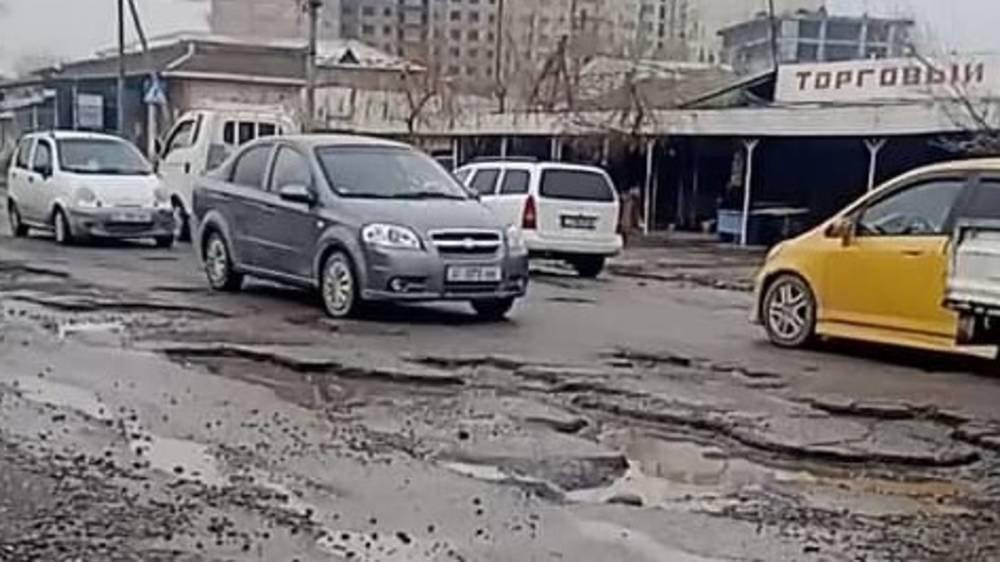 Еще одна разбитая дорога в Оше. Фото горожанина
