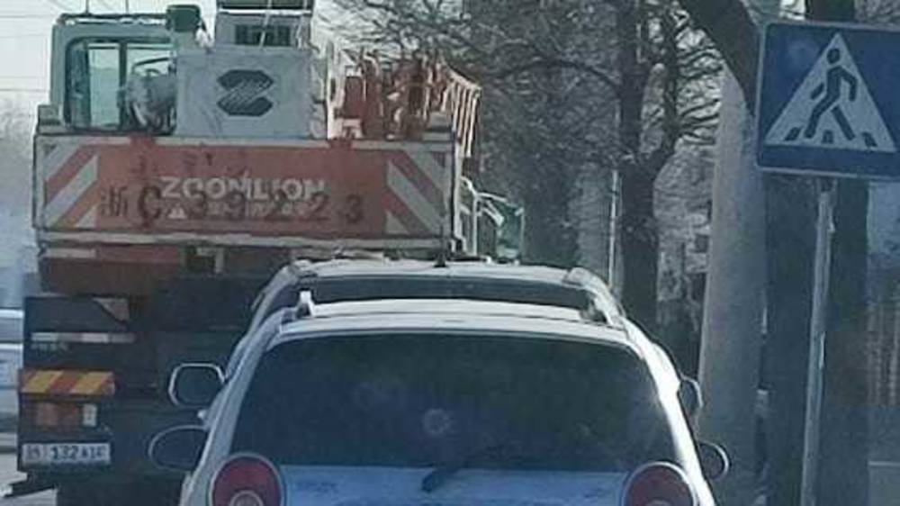 Автокран припарковали на «зебре» на Ахунбаева. Фото горожанина