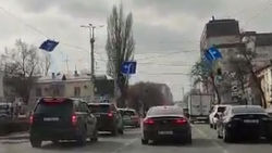 На Манаса/Боконбаева свисают провода с дорожными знаками и мешают проезду машин. Видео