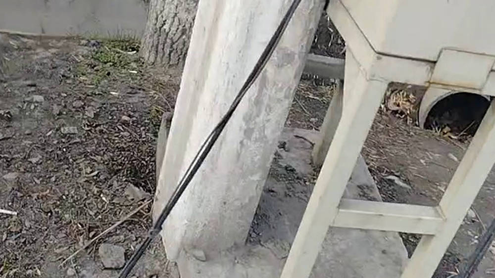 На Льва Толстого на земле лежат провода. Видео