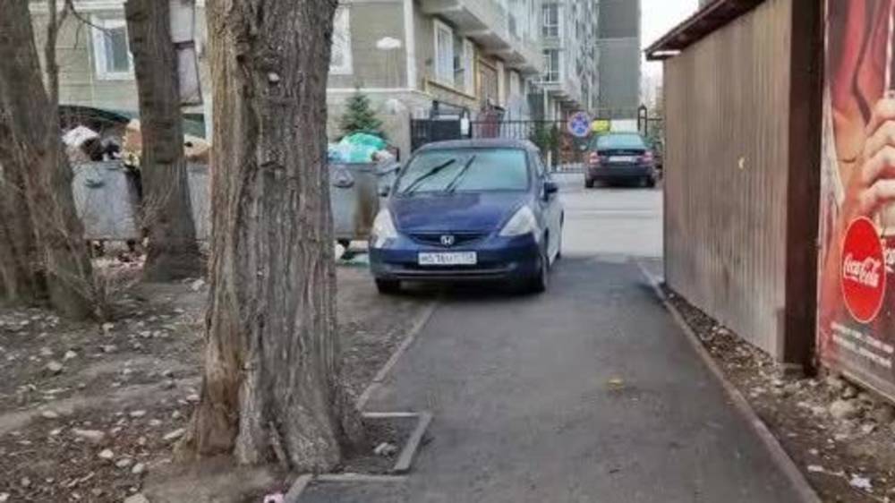 «Хонда» с российскими номерами стоит на тротуаре. Видео