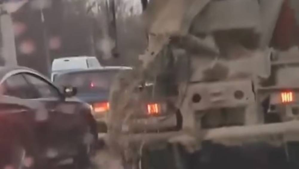 Из бетономешалки на дорогу выливается раствор. Видео горожанина