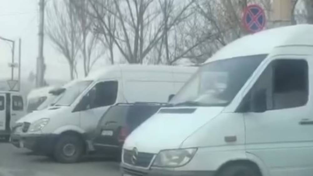 На ул.Нуркамал водители паркуются в неположенном месте. Видео горожанина