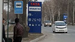 Стенд газовой заправки закрывает обзор. Фото горожанина