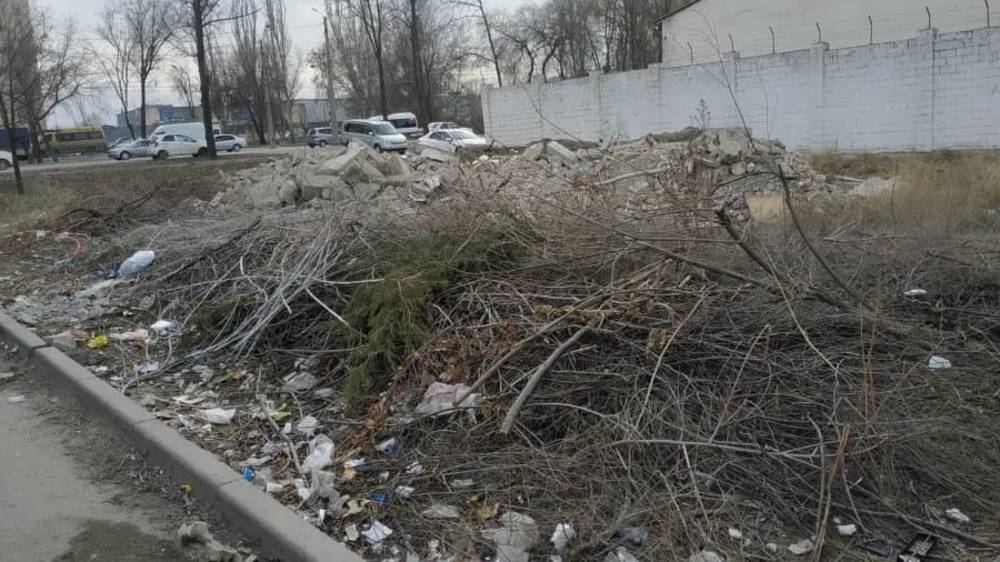 Гора строймусора на Валиханова. Фото горожанина